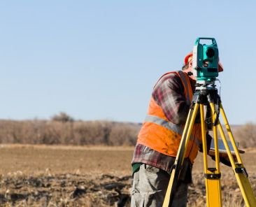 arpenteurs-geometres-mesurant-pont-chemin-fer-existant-zone-rurale_198639-2344