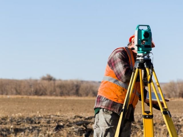 arpenteurs-geometres-mesurant-pont-chemin-fer-existant-zone-rurale_198639-2344